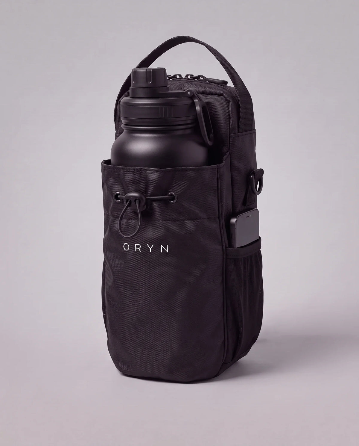 Le sac de trois quarts, gourde et téléphone